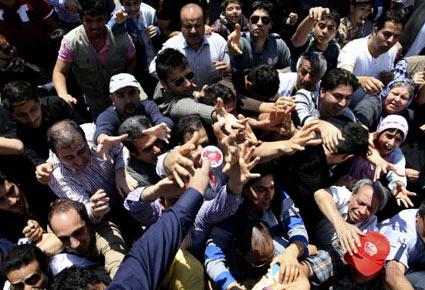 إيراني يحاول دخول "غينيس" من خلال أكبر طبق مثلجات في العالم